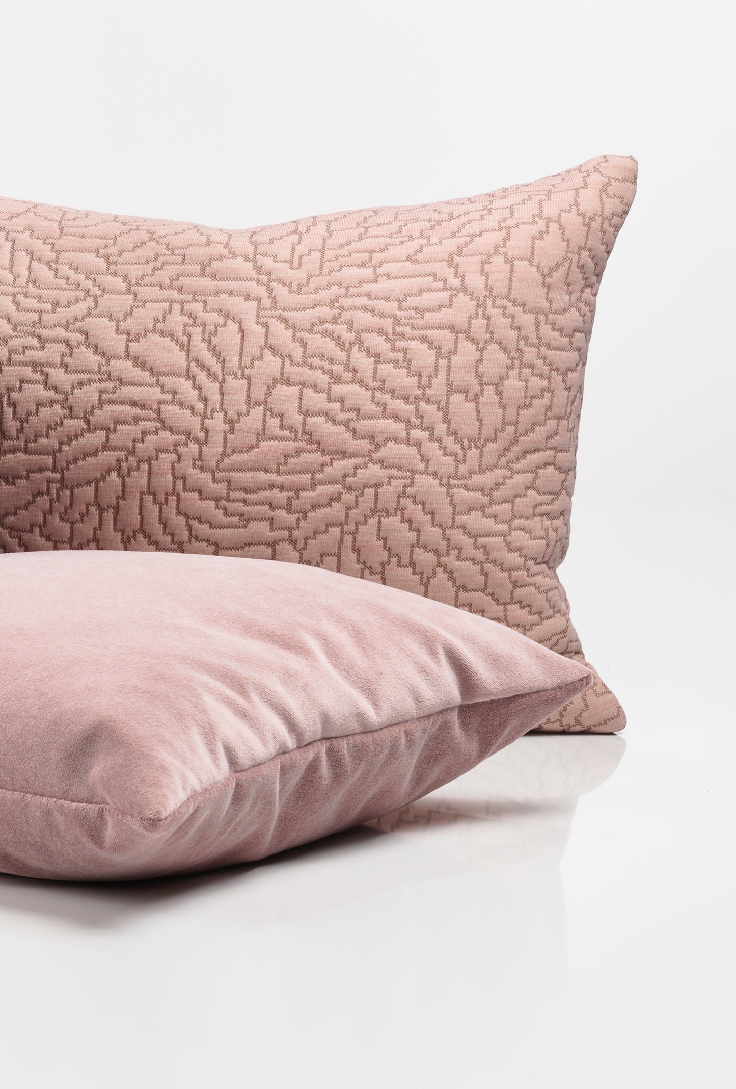 HAARLEM Decorative velvet cushion - Rose (42x42)