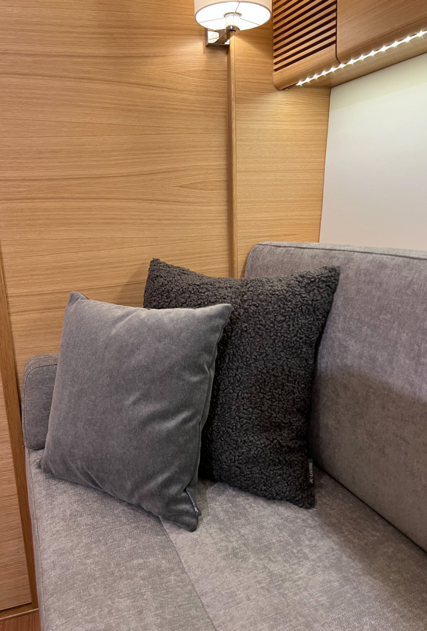 HAARLEM Decorative velvet cushion - Dark Grey (42x42)