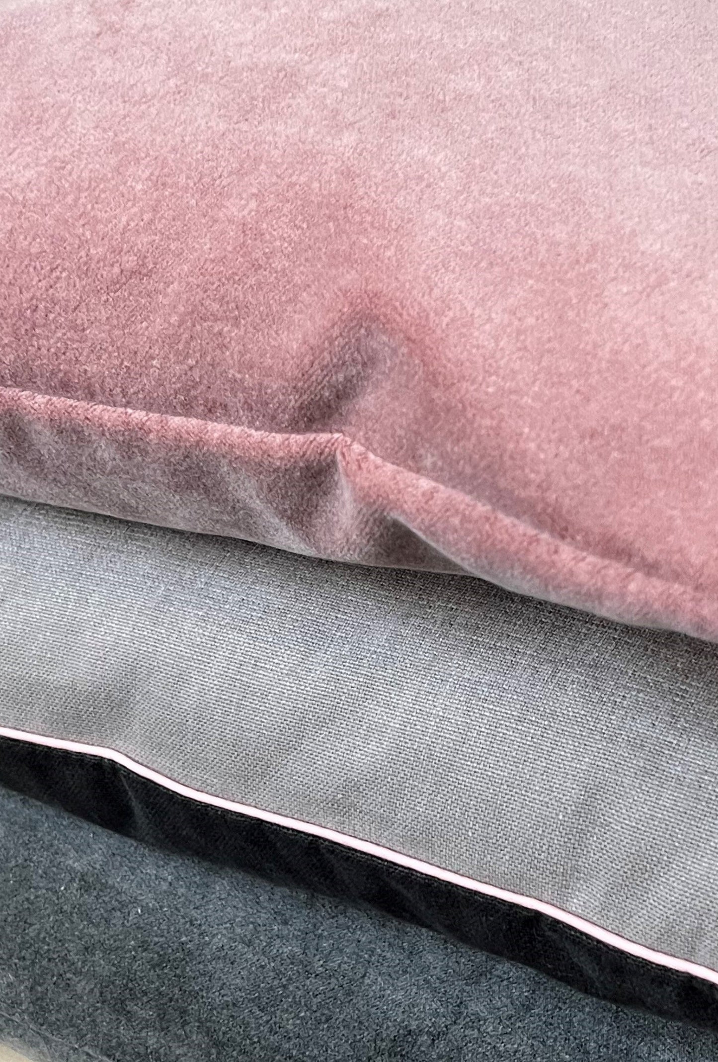 HAARLEM Decorative velvet cushion - Rose (42x42)